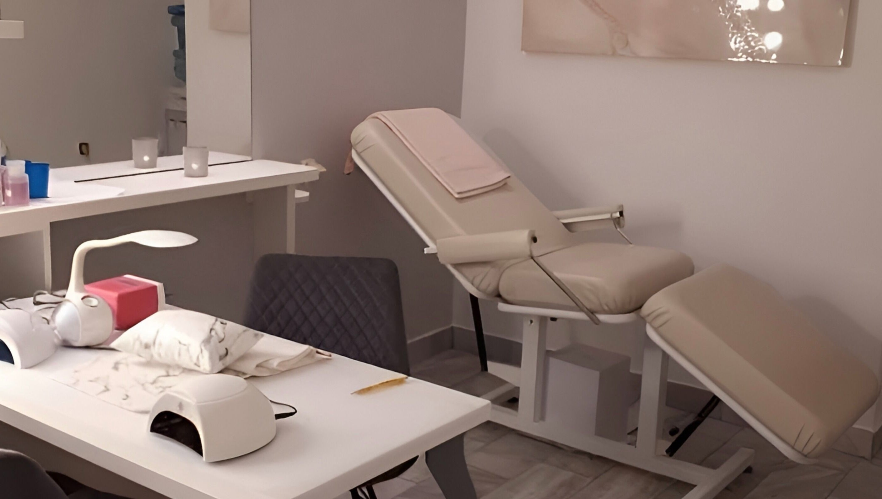 Elegantni kutak salona Beauty Kutak Iva u Zagrebu, Grad Zagreb, HR s udobnim stolicama i opremom za nokte.