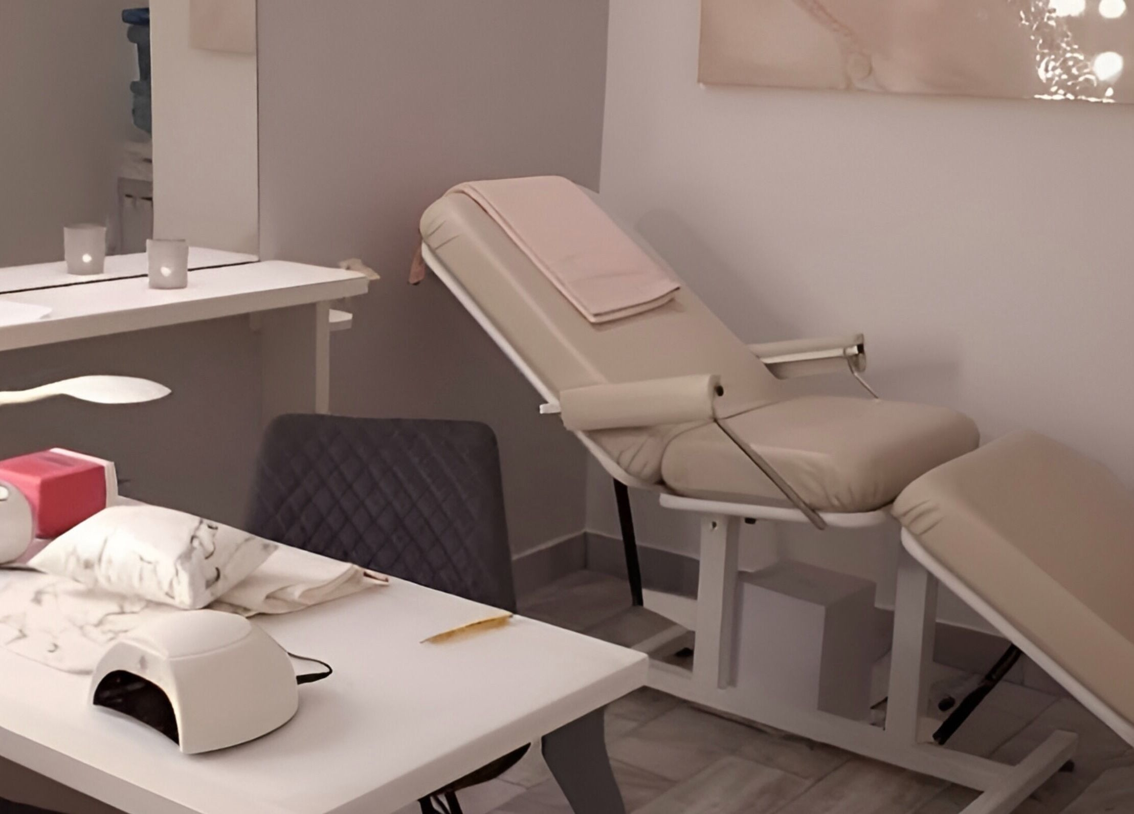 Elegantni kutak salona Beauty Kutak Iva u Zagrebu, Grad Zagreb, HR s udobnim stolicama i opremom za nokte.