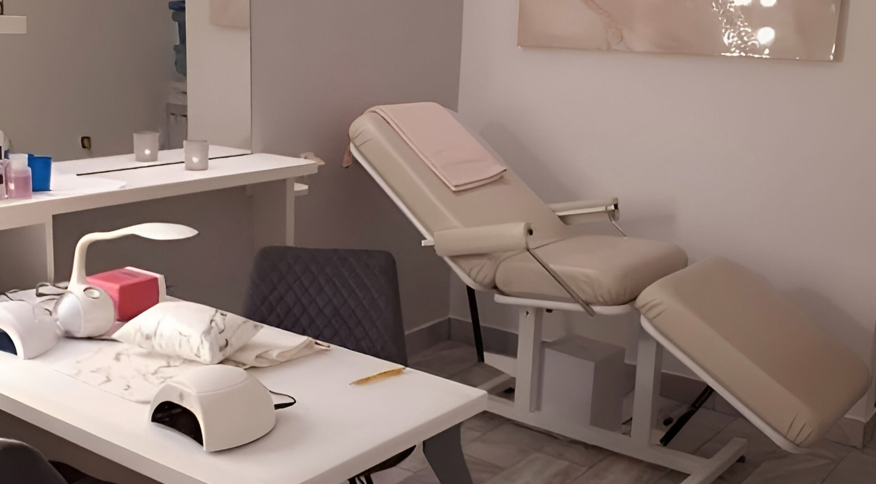 Elegantni kutak salona Beauty Kutak Iva u Zagrebu, Grad Zagreb, HR s udobnim stolicama i opremom za nokte.