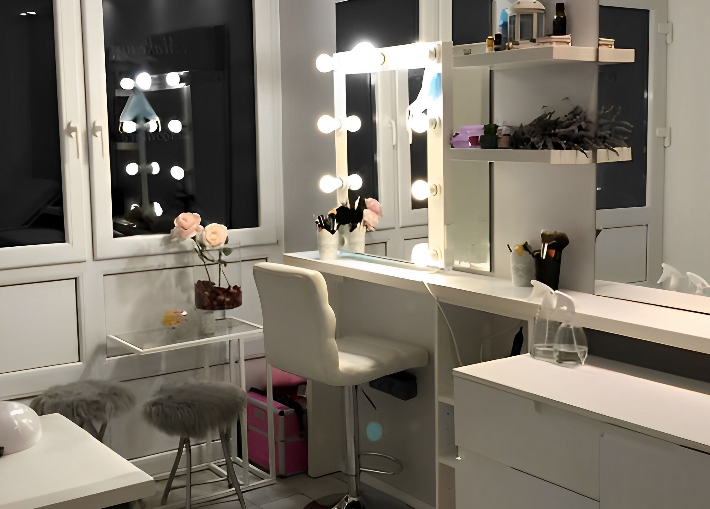 Elegantni interijer Beauty Kutak Iva, Zagreb, Grad Zagreb, HR s osvijetljenim zrcalom i udobnim sjedalima.