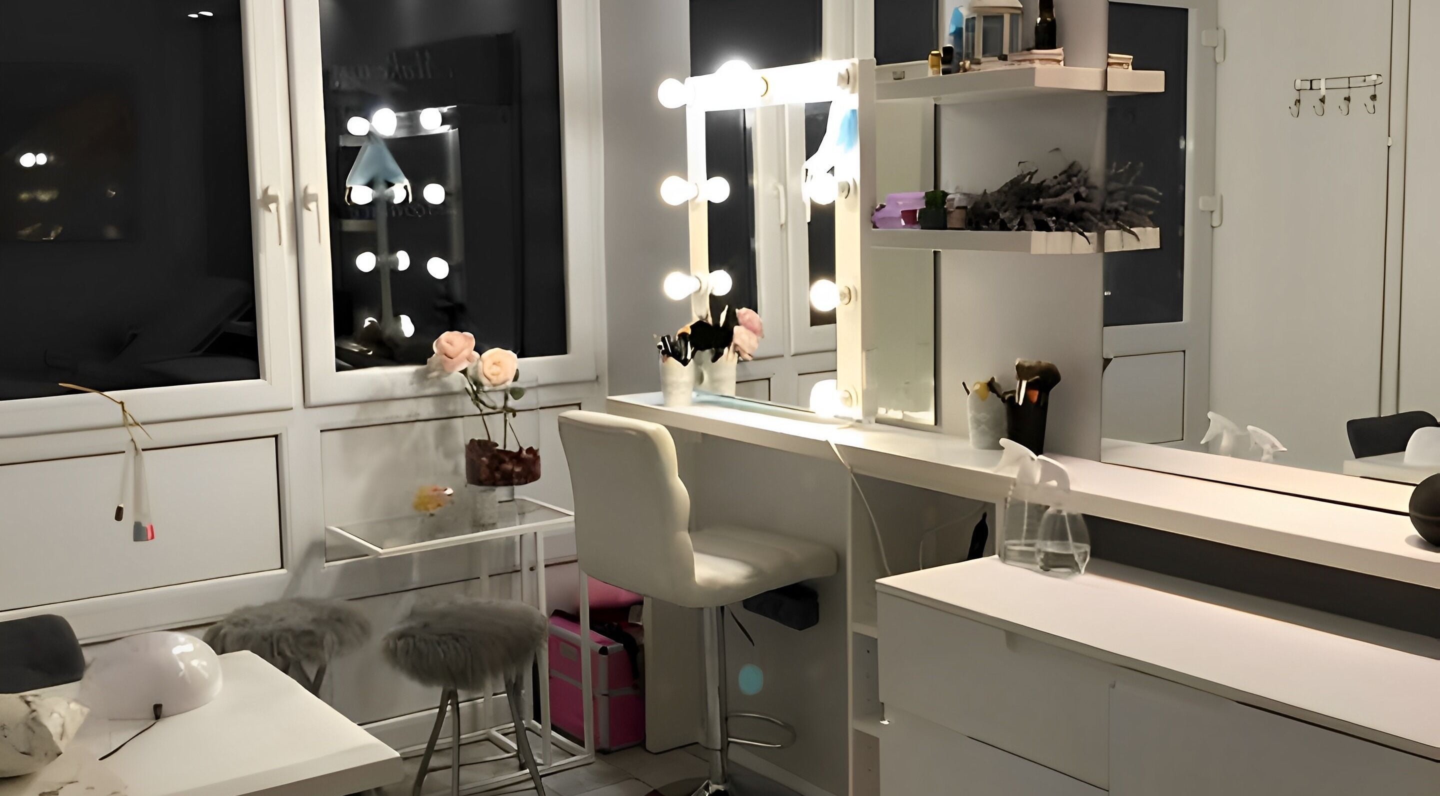 Elegantni interijer Beauty Kutak Iva, Zagreb, Grad Zagreb, HR s osvijetljenim zrcalom i udobnim sjedalima.