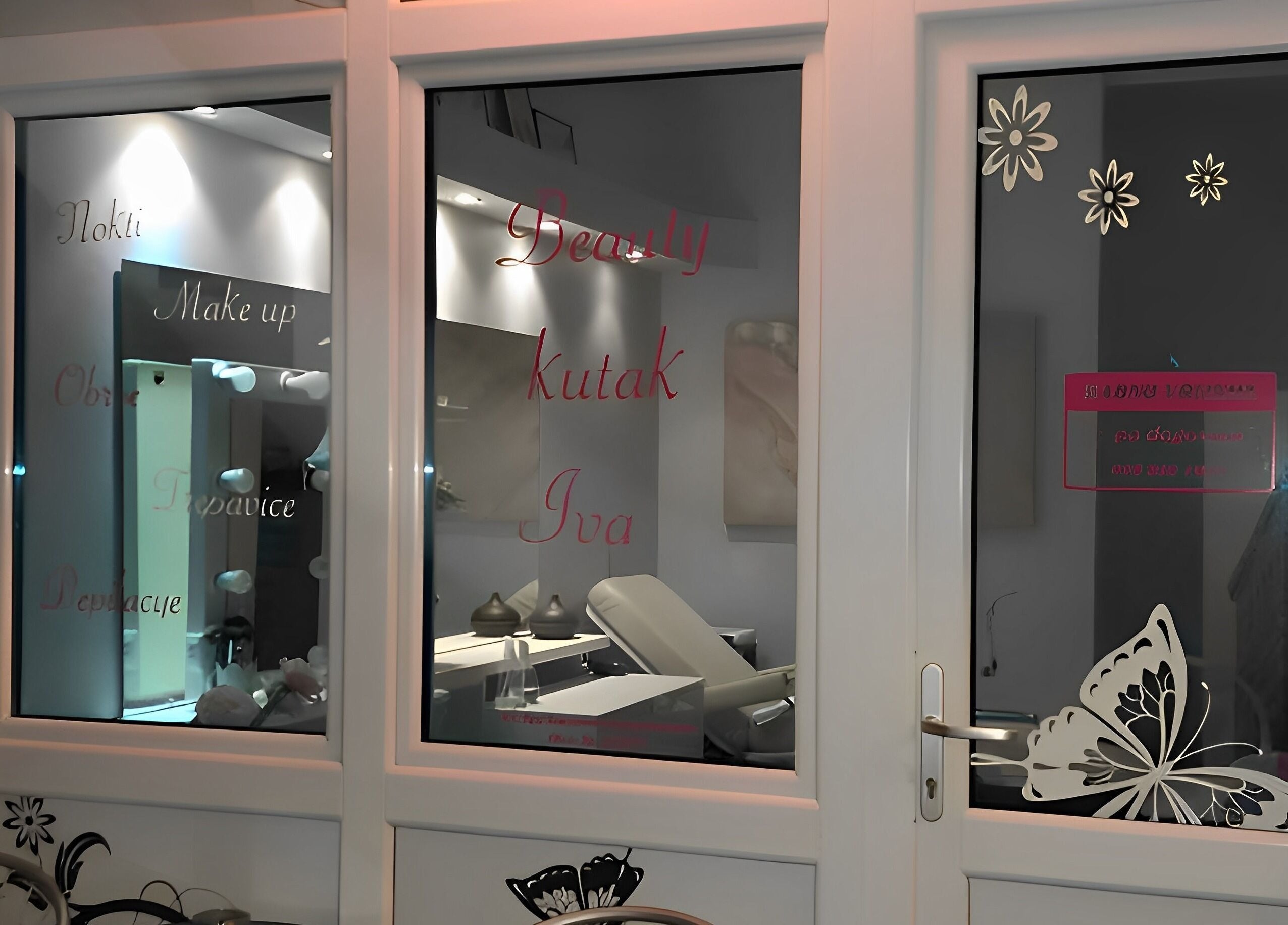 Ulaz u Beauty Kutak Iva u Zagrebu, Grad Zagreb, HR, ukrašen elegantnim cvjetnim dizajnom.