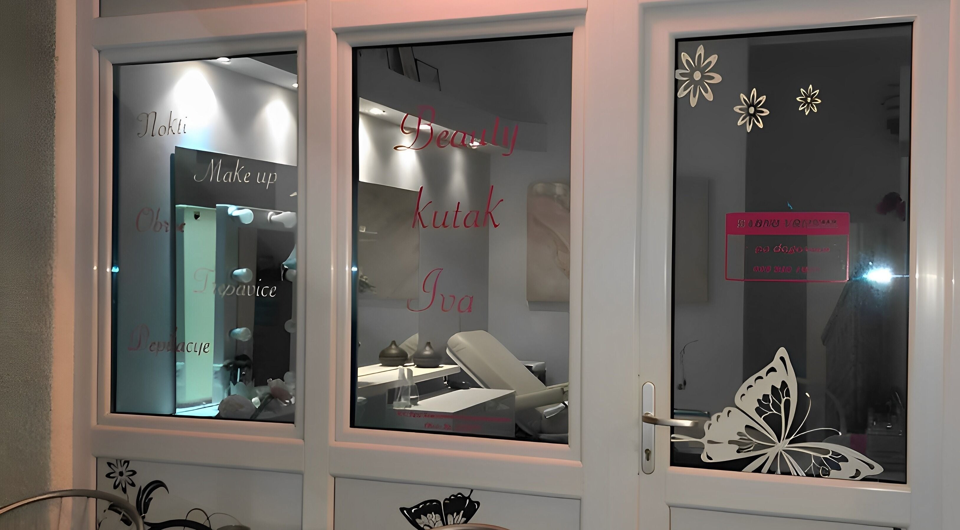 Ulaz u Beauty Kutak Iva u Zagrebu, Grad Zagreb, HR, ukrašen elegantnim cvjetnim dizajnom.