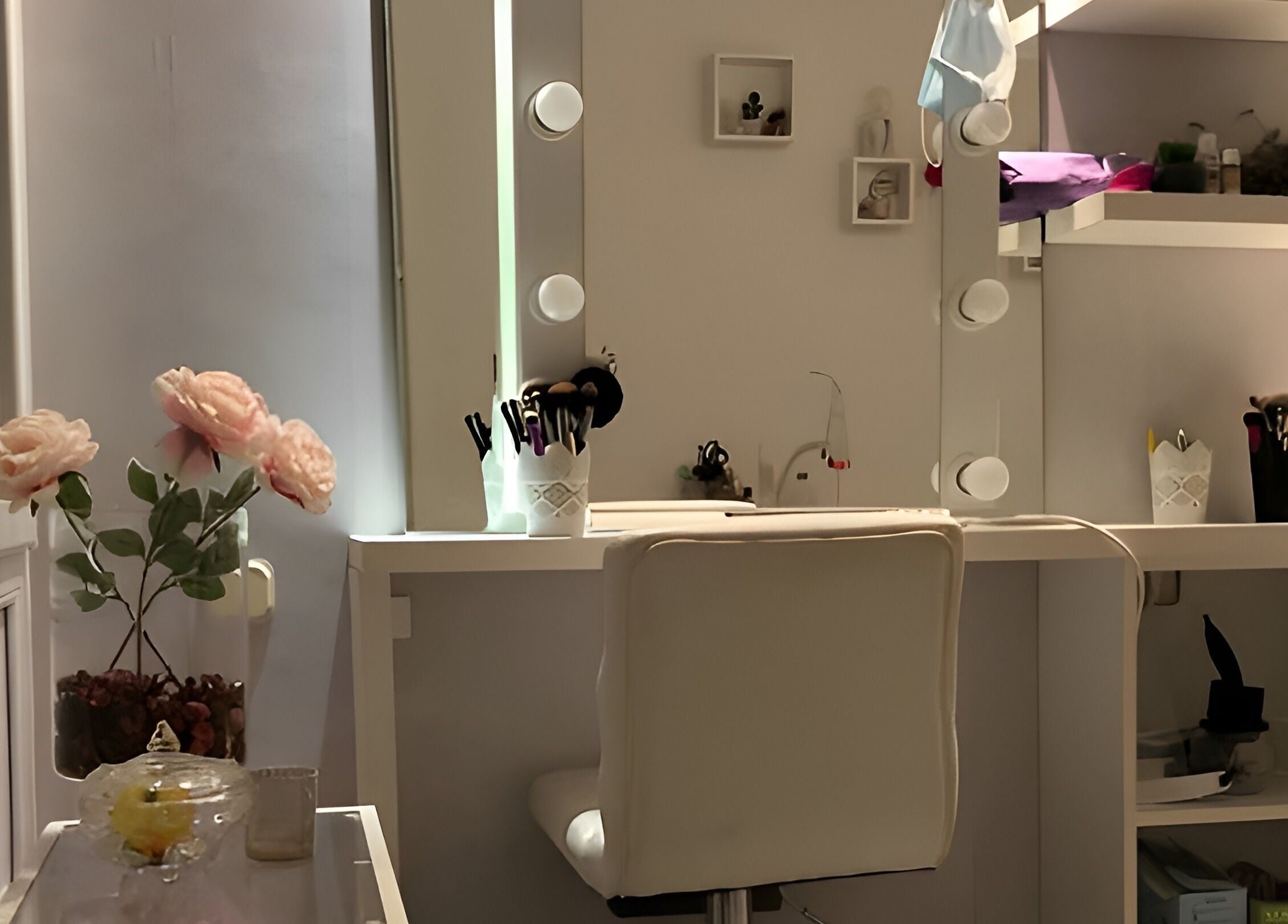 Elegantni kutak za uljepšavanje u Beauty Kutak Iva, Zagreb, Grad Zagreb, HR, s ogledalom i cvijećem.