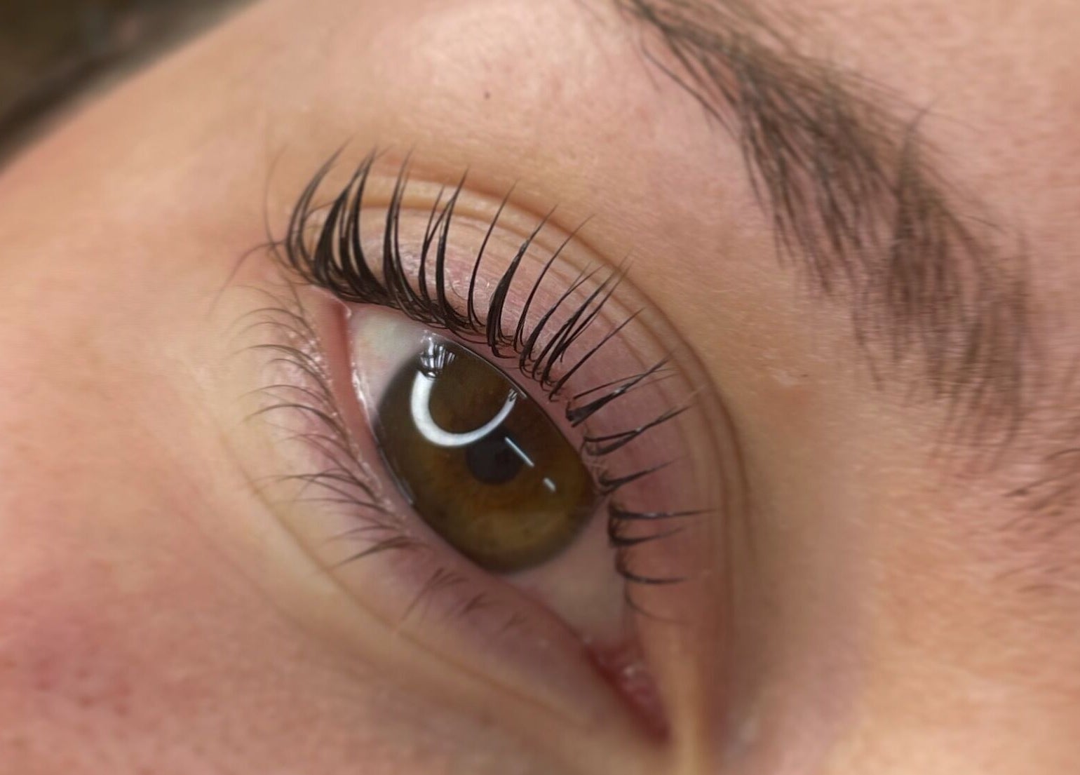 Blizu pogled na oblikovane trepavice u Beauty Kutak Iva, Zagreb, Grad Zagreb, HR.