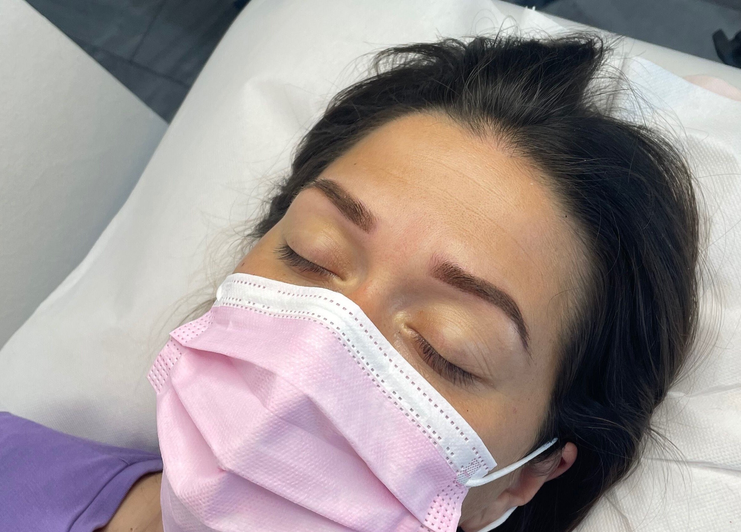 Klijentica s uređajnim obrvama leži u Beauty Kutak Iva, Zagreb, Grad Zagreb, HR.