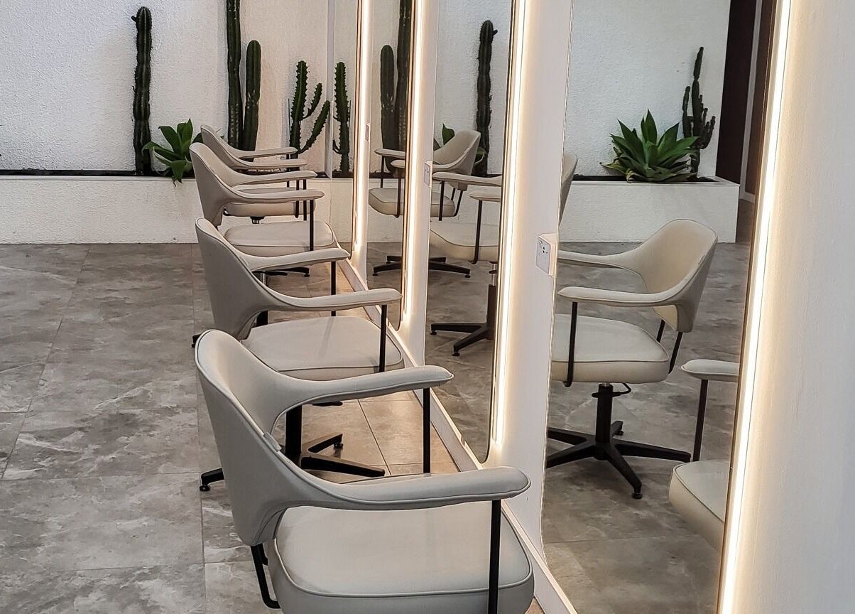 Elegant salon chairs and mirrors at Maiden Hair Extensions, Kilsyth, VIC, AU. A modern beauty space.