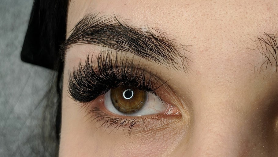 Beyond Lashes And Brows, bild 1