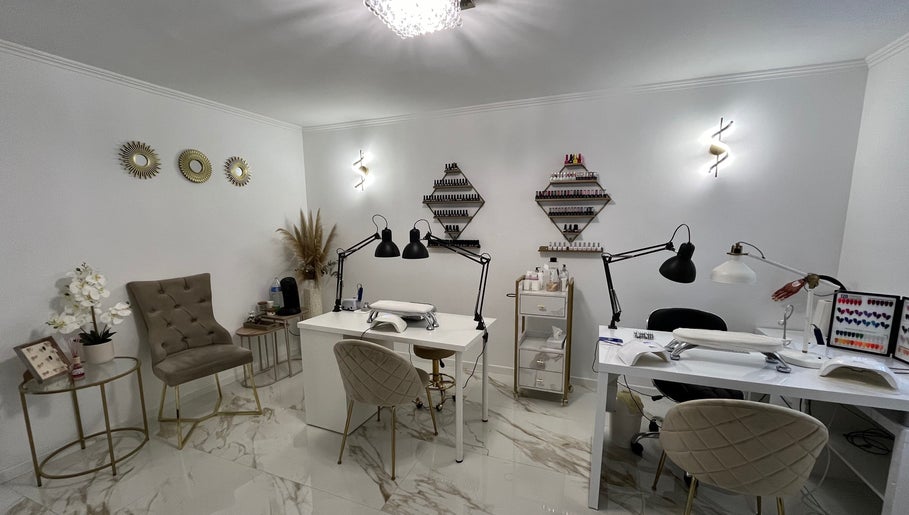 Intérieur élégant du salon Ongles de Rêve à Marseille, Provence-alpes-côte D'azur, FR, avec stations de manucure.