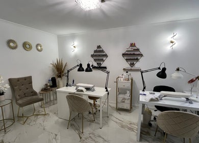 Intérieur élégant du salon Ongles de Rêve à Marseille, Provence-alpes-côte D'azur, FR, avec stations de manucure.