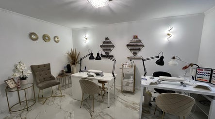 Intérieur élégant du salon Ongles de Rêve à Marseille, Provence-alpes-côte D'azur, FR, avec stations de manucure.