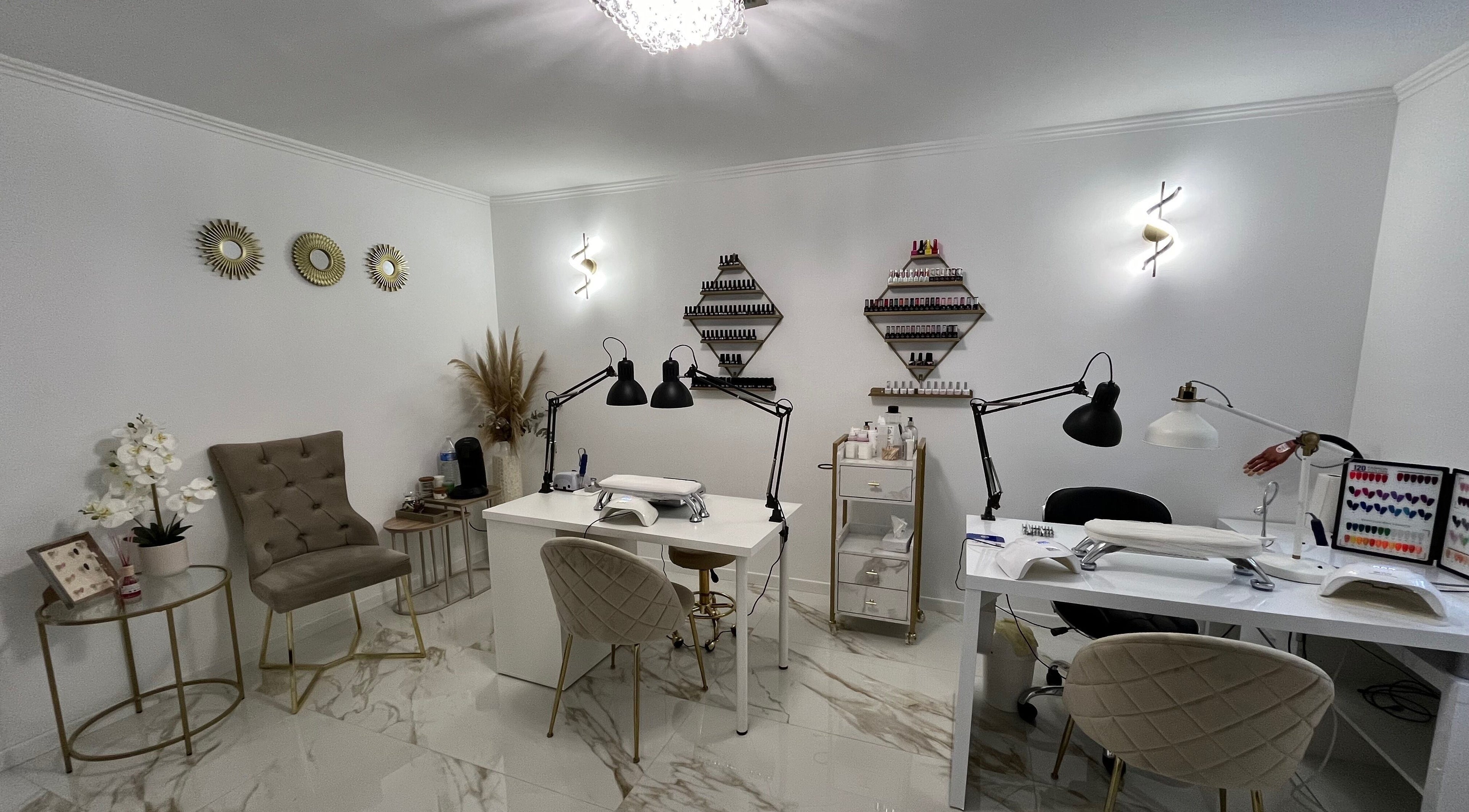 Intérieur élégant du salon Ongles de Rêve à Marseille, Provence-alpes-côte D'azur, FR, avec stations de manucure.