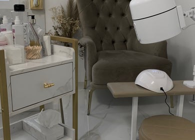 Coin beauté élégant à Ongles de Rêve, Marseille, Provence-alpes-côte D'azur, FR, avec fauteuil et matériel esthétique.