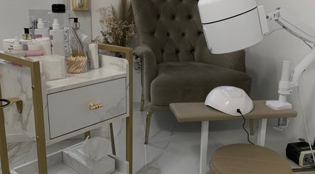 Coin beauté élégant à Ongles de Rêve, Marseille, Provence-alpes-côte D'azur, FR, avec fauteuil et matériel esthétique.