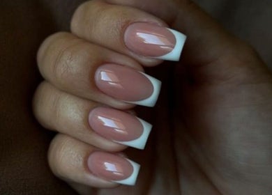 Manucure française raffinée chez Ongles de Rêve à Marseille, Provence-alpes-côte D'azur, FR.