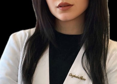 Professionnelle à Ongles de Rêve, Marseille, Provence-alpes-côte D'azur, FR en tenue élégante