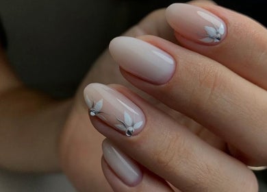 Design floral sur ongles à Ongles de Rêve, Marseille, Provence-alpes-côte D'azur, FR.