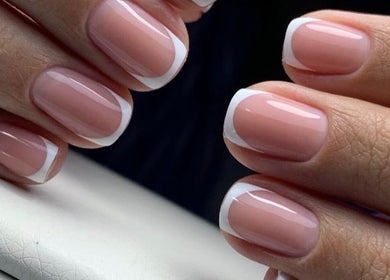 Manucure française raffinée chez Ongles de Rêve, Marseille, Provence-alpes-côte D'azur, FR.