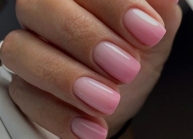 Manucure élégante rose à Ongles de Rêve, Marseille, Provence-alpes-côte D'azur, FR.