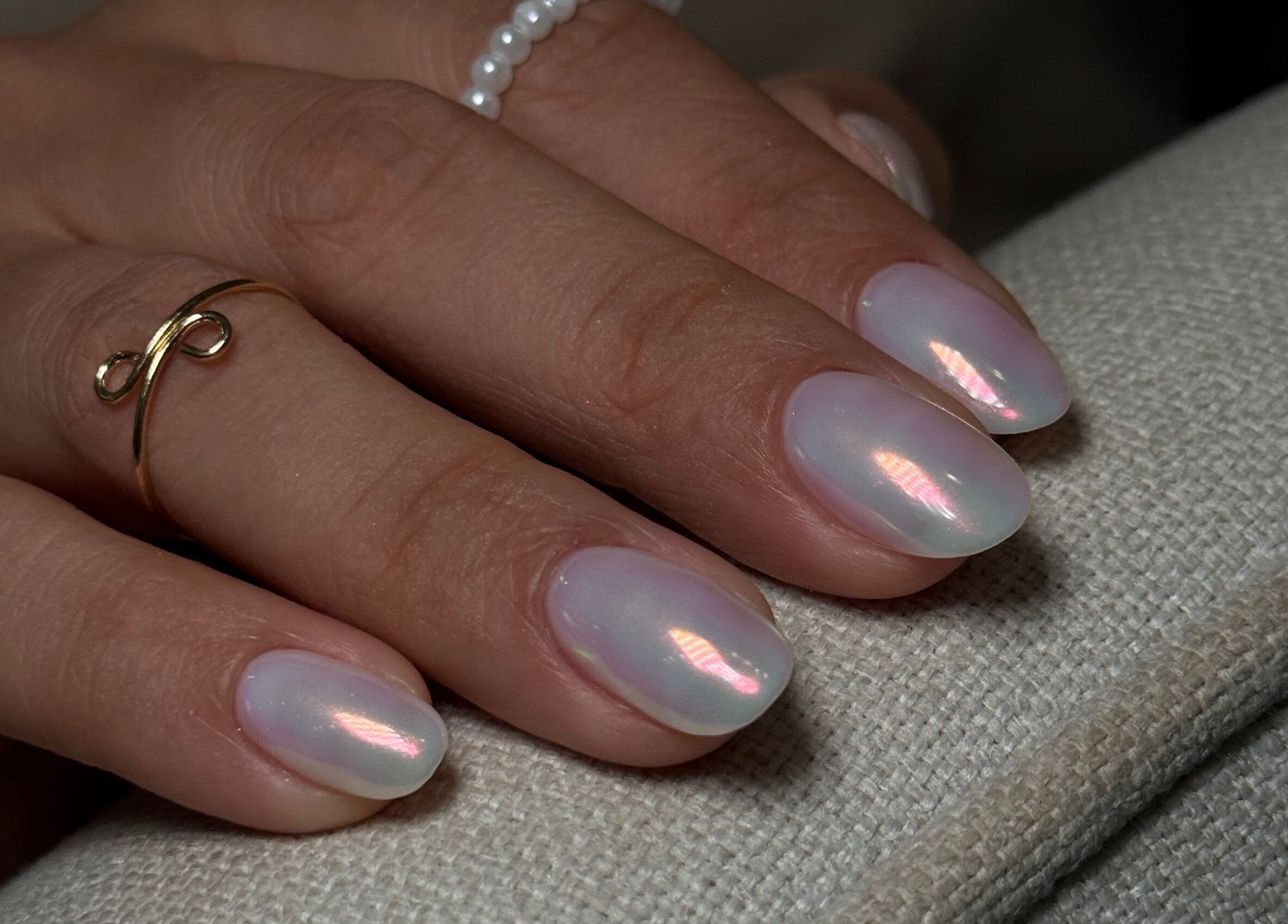 Manicura iridiscente en Melissa Studio, Av.Romulo Betancourt, Distrito Nacional, DO.