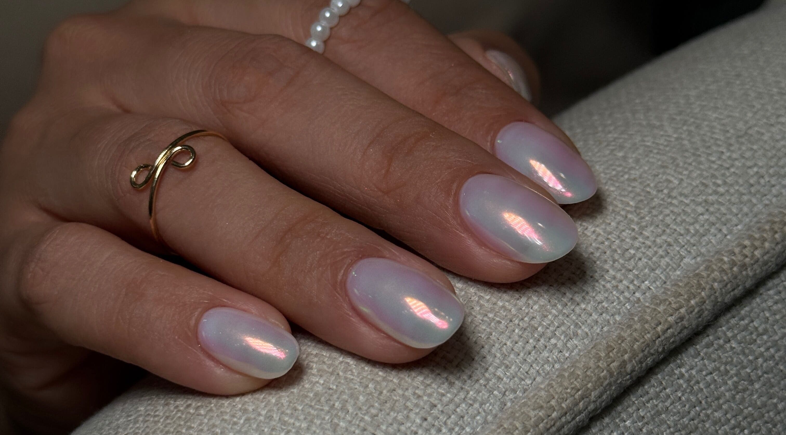 Manicura iridiscente en Melissa Studio, Av.Romulo Betancourt, Distrito Nacional, DO.