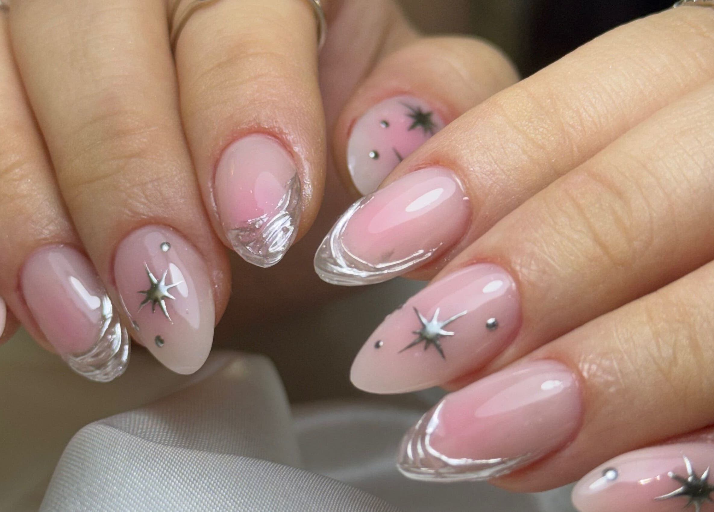 Diseño de uñas elegante con estrellas en Melissa Studio, Av.Romulo Betancourt, Distrito Nacional, DO.