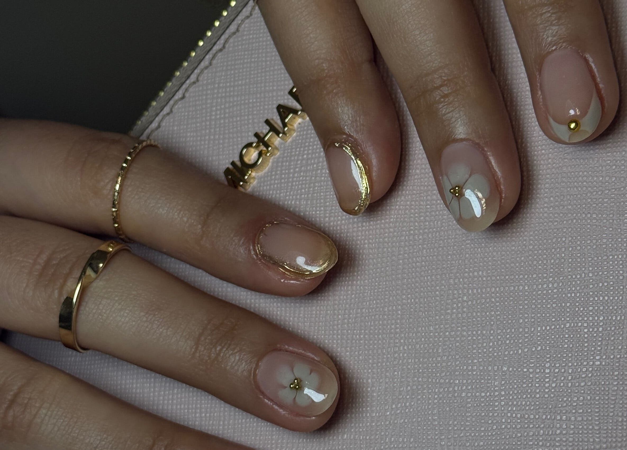 Uñas con diseño floral y detalles dorados en Melissa Studio, Av.Romulo Betancourt, Distrito Nacional, DO.