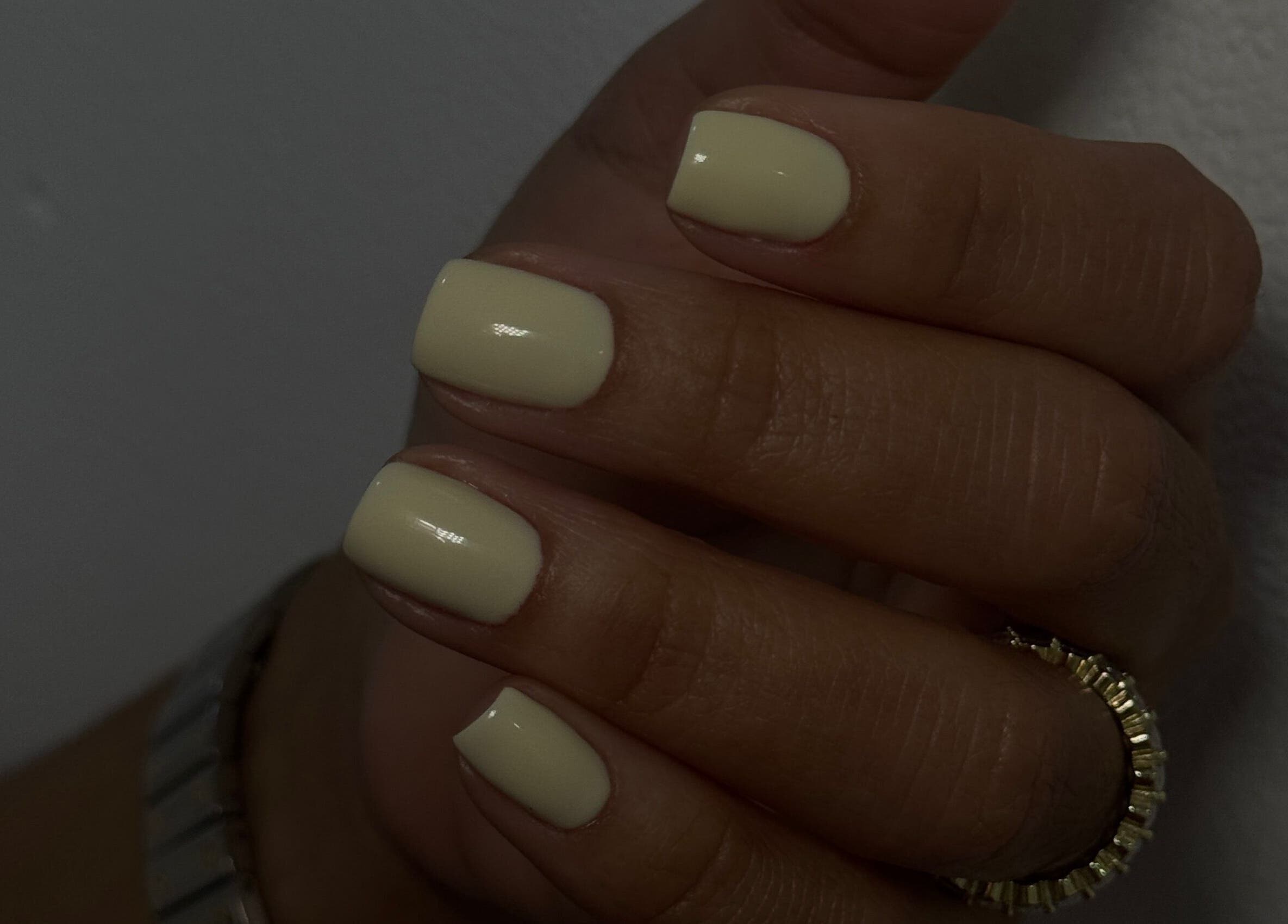 Manicura en Melissa Studio con uñas elegantes y pulidas en Av.Romulo Betancourt, Distrito Nacional, DO.