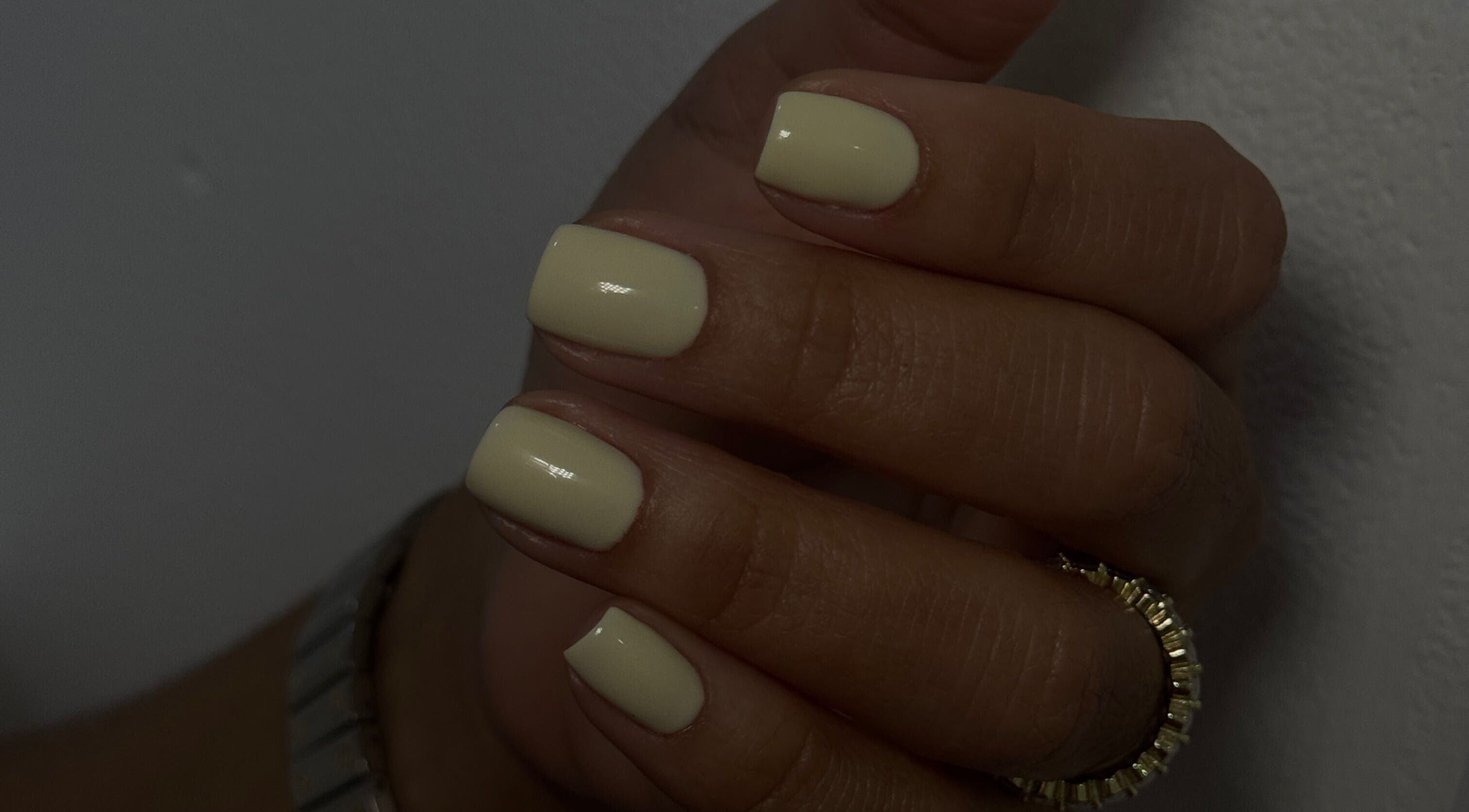 Manicura marfil en Melissa Nails Studio, Santo Domingo Este, DO. Uñas elegantes, sencillas y sofisticadas.