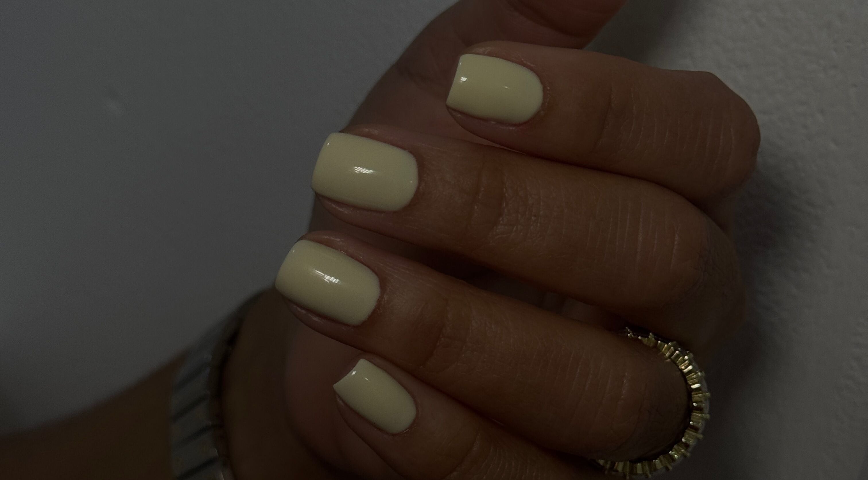 Manicura marfil en Melissa Nails Studio, Santo Domingo Este, DO. Uñas elegantes, sencillas y sofisticadas.