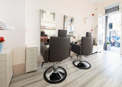 Elegant, modern salon chairs at NOGTI Nails Fitzrovia, London, England, GB, inviting comfort and style.
