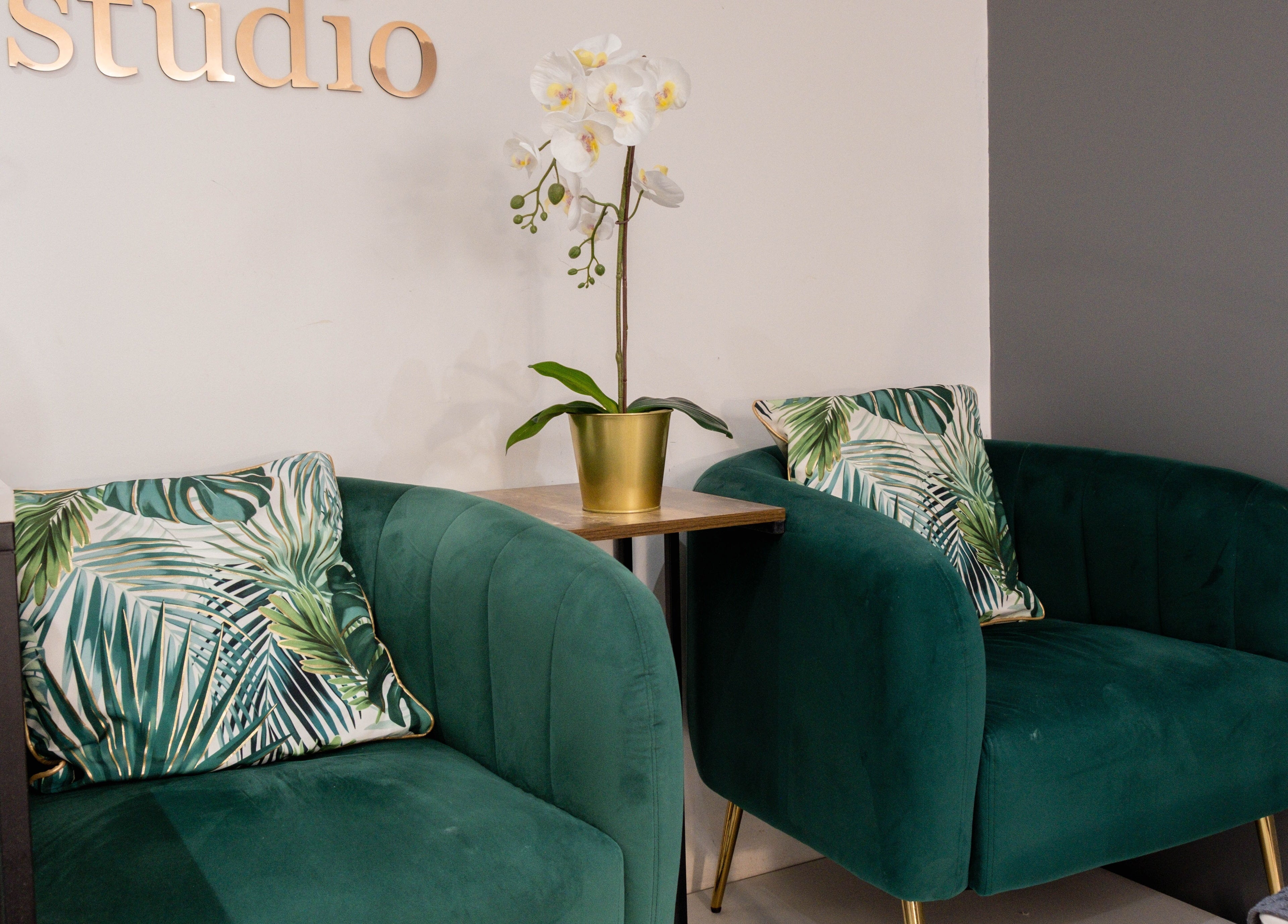 Nogti Nails Studio Fulham lounge area with green chairs and potted plant, London, England, GB.