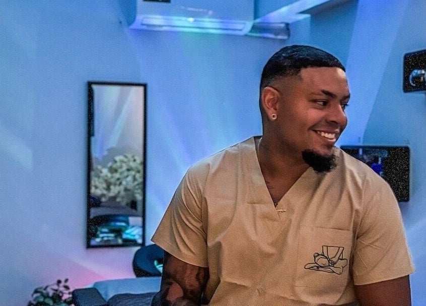 Smiling therapist in relaxing atmosphere at Gentle Grips, Willemstad, Curaçao, CW.