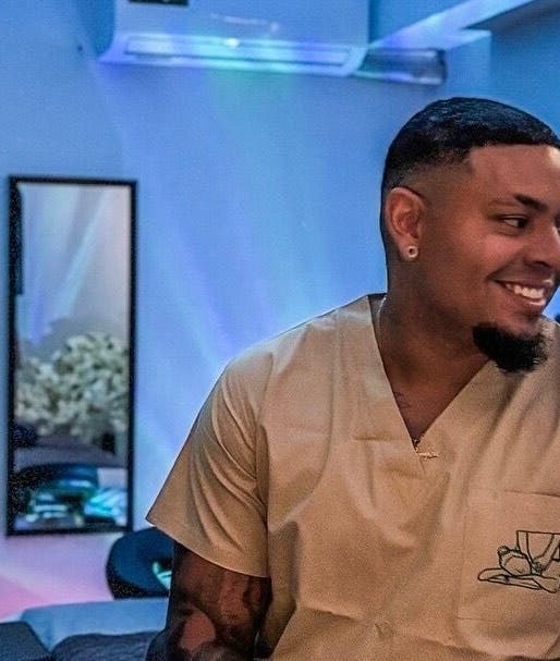 Smiling therapist in relaxing atmosphere at Gentle Grips, Willemstad, Curaçao, CW.