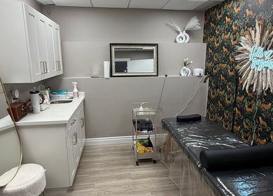 Sleek treatment room at Brows With Shelbs, Hamilton, Ontario, CA with elegant decor and modern amenities.