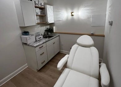 Modern treatment room at ILash by Lupe in Knoxville, Tennessee, US, featuring a cozy white chair and elegant decor.