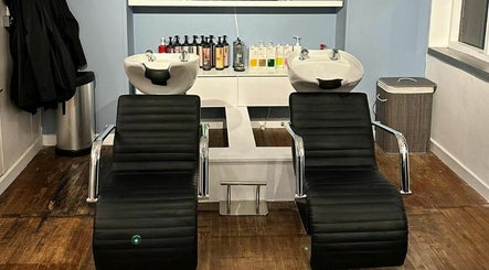 Whites Hairdressing billede 2