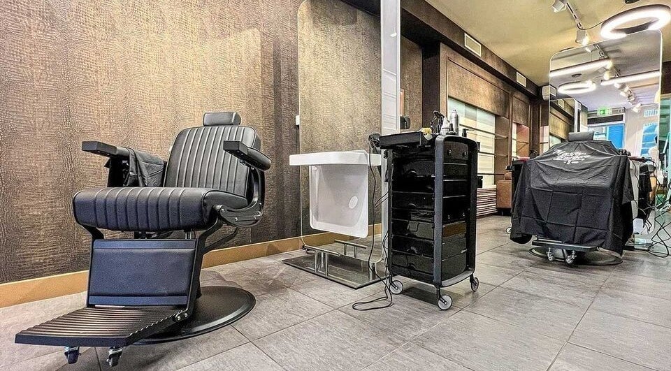 Modern barber chair at Prime Barbershop Amsterdam, Noord-Holland, NL, showcasing sleek interior design.