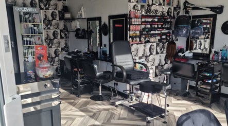 Shamillers Hair and Beauty – obraz 3