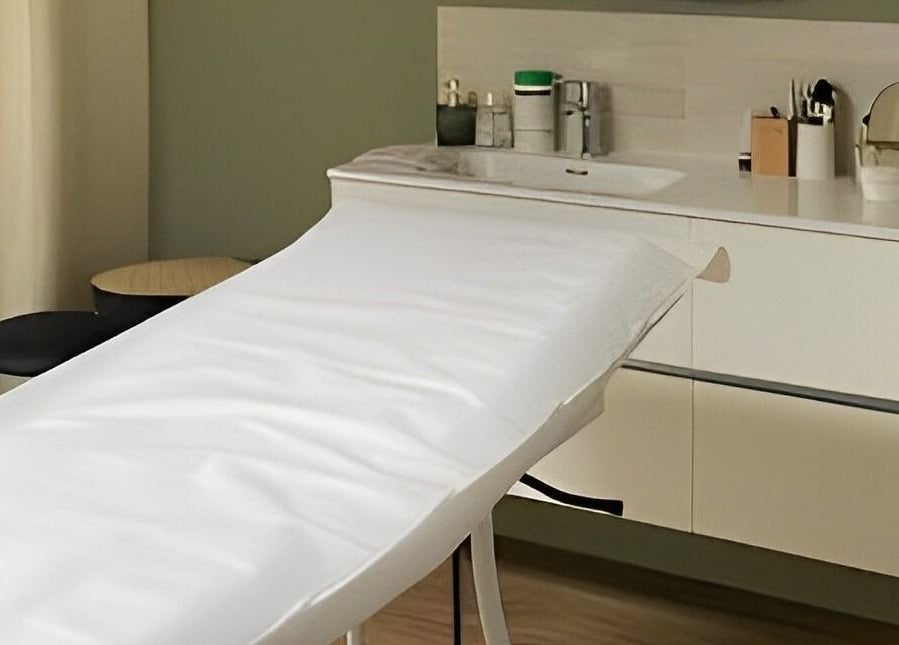 Salle de soins paisible chez Dermasens, Biguglia, Corse, FR, avec une table de massage et un lavabo moderne.