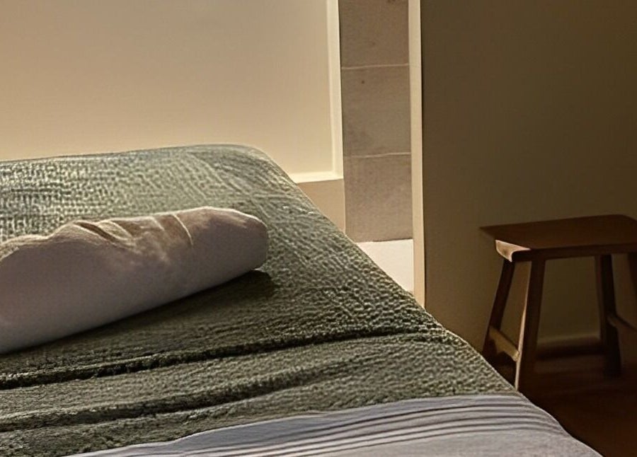 Table de massage apaisante chez Dermasens, Biguglia, Corse, FR, enveloppée dans un linge douillet.