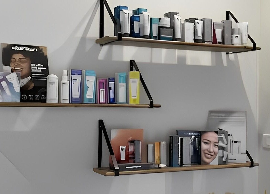 Produits de beauté sur étagères chez Dermasens à Biguglia, Corse, FR.