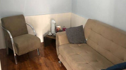 Sala de espera acolhedora no Lirios Depilação, São Paulo, São Paulo, BR. Sofá e poltrona confortáveis.