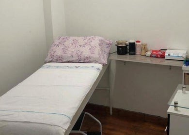 Sala de tratamento em Lirios Depilação com cama e utensílios, São Paulo, São Paulo, BR.