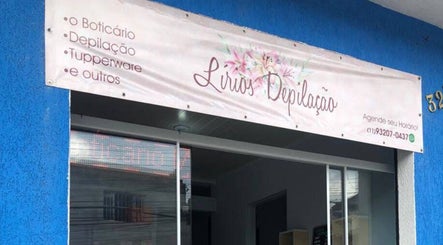 Entrada do Lirios Depilação, São Paulo, São Paulo, BR, destacando a fachada azul e a placa acima da porta.