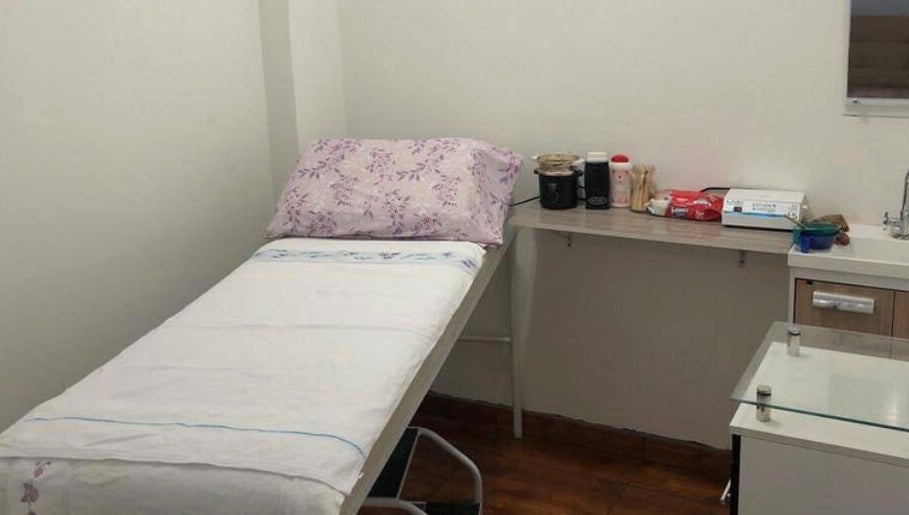 Sala de depilação aconchegante do Lirios Depilação em São Paulo, São Paulo, BR, com maca e equipamentos.