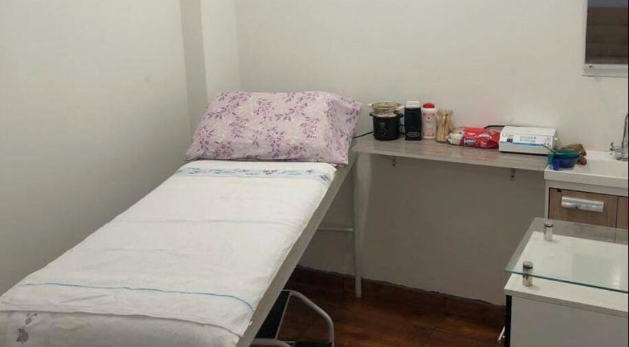 Sala de depilação aconchegante do Lirios Depilação em São Paulo, São Paulo, BR, com maca e equipamentos.