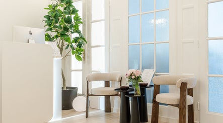 A Beauté Budapest előtere elegáns világítással és modern bútorokkal a Budapest, Magyar, HU címen.