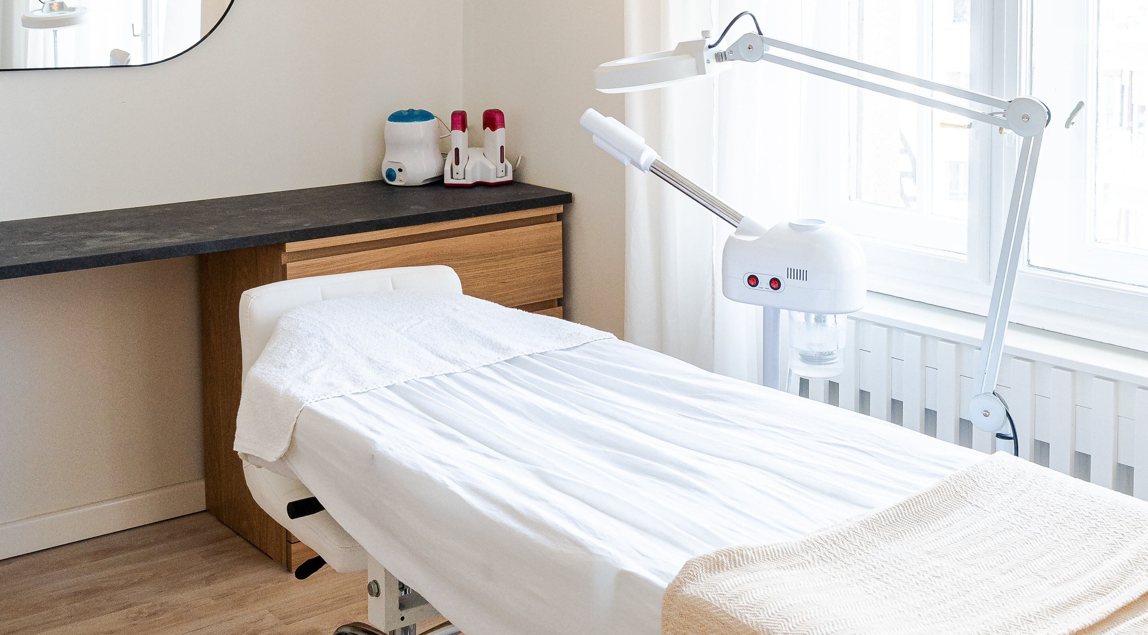 Kényelmes kezelőágy világos szobában a Beauté Budapest szépségszalonban, Budapest, Magyar, HU.