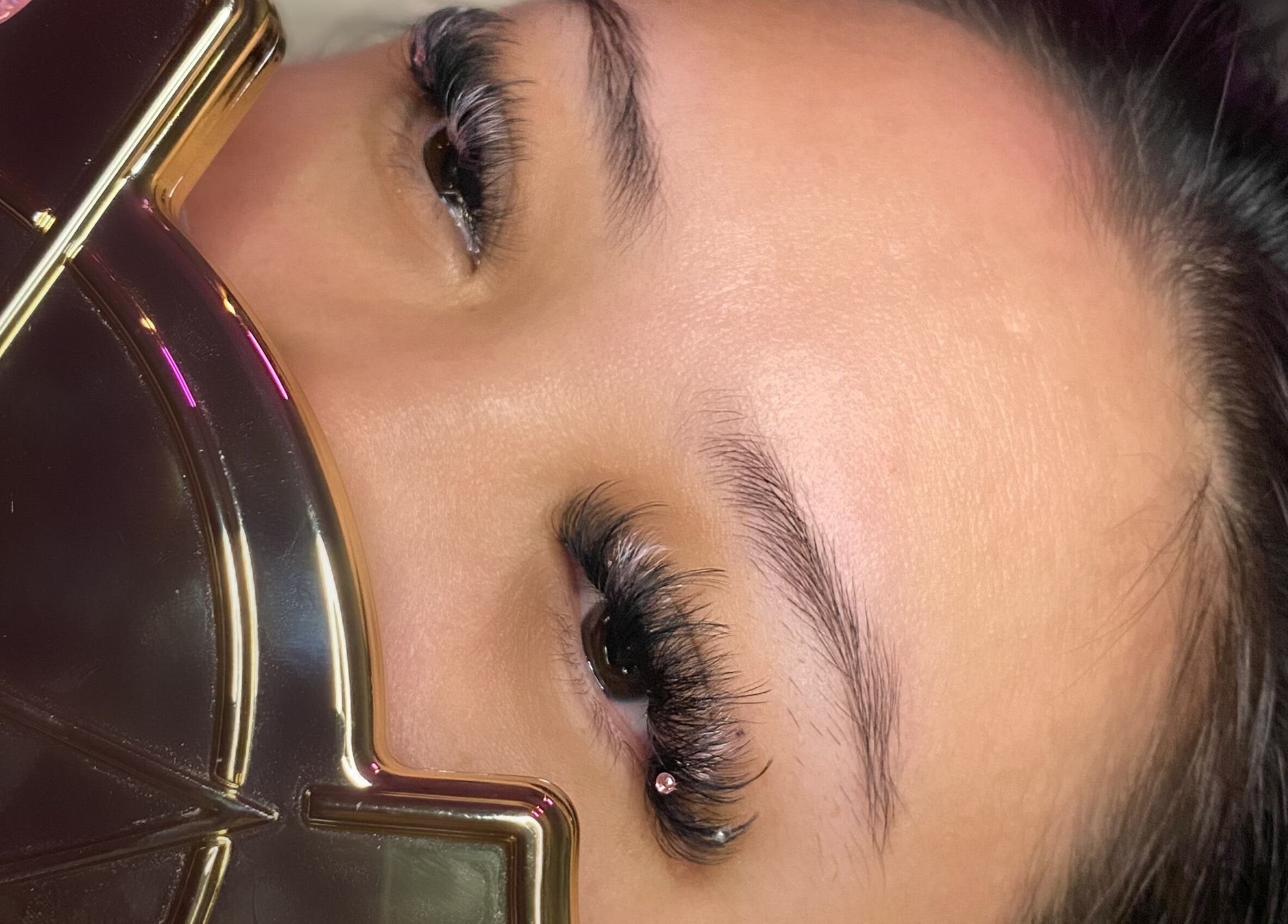 Close-up of glamorous lashes at Icey Pearlz, Catoosa, Oklahoma, US showcasing expert beauty care.